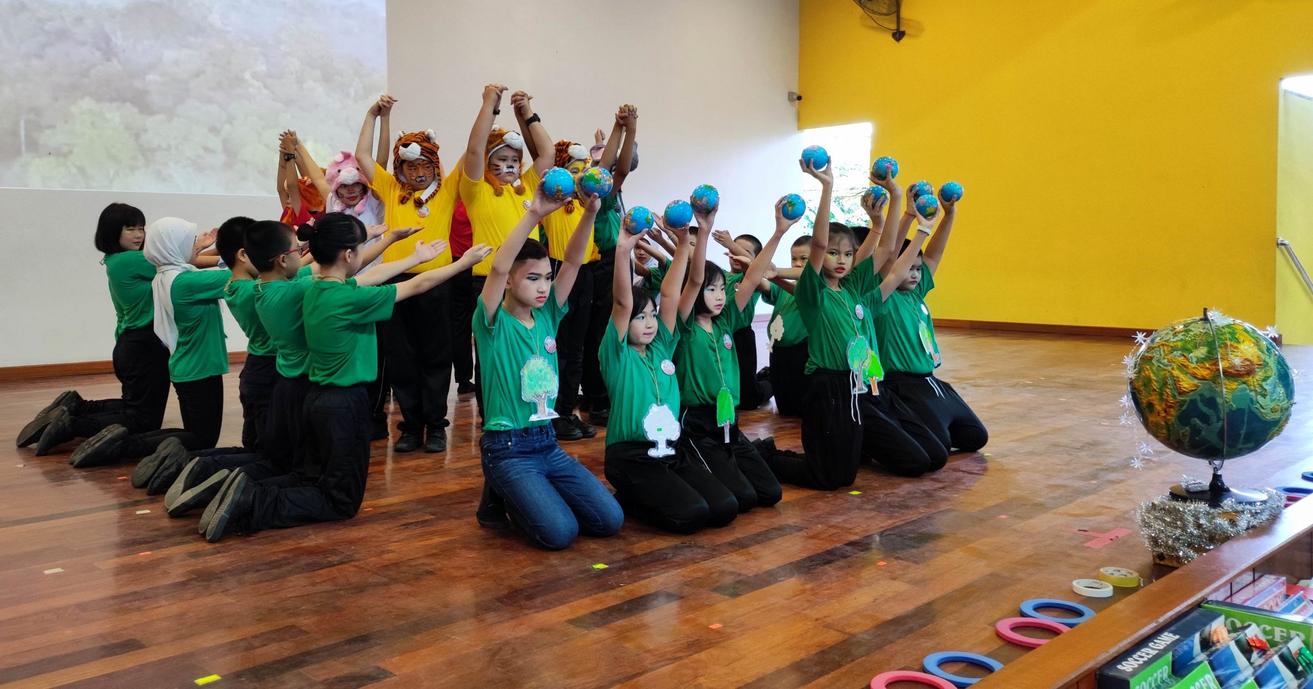 哥市中华学校董事长兼中华小学家教协会主席赖德城认为，学校不仅要提供多样化的平台以发掘学生们的亮点，师长们也要成为学生们的伯乐，以慧眼赏识学生们所展现的不同才华。