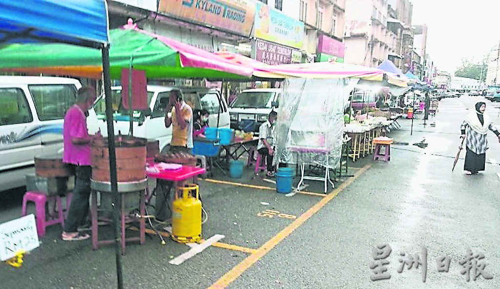东:商家业者到淡马鲁市议会更新执照程序措施开倒车,需要向柜台出示地税、水电费单、门牌税等证件才可以受理。