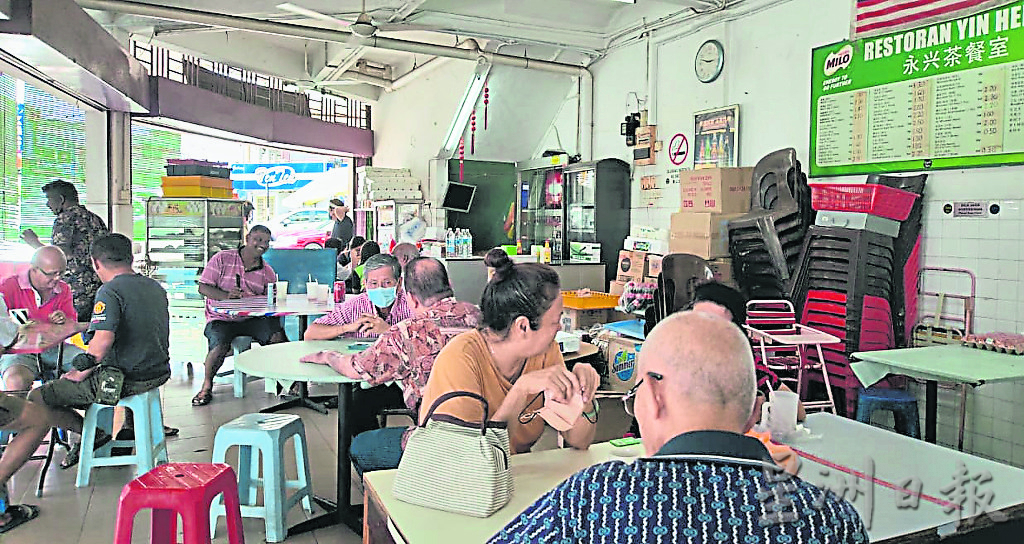 东:商家业者到淡马鲁市议会更新执照程序措施开倒车,需要向柜台出示地税、水电费单、门牌税等证件才可以受理。