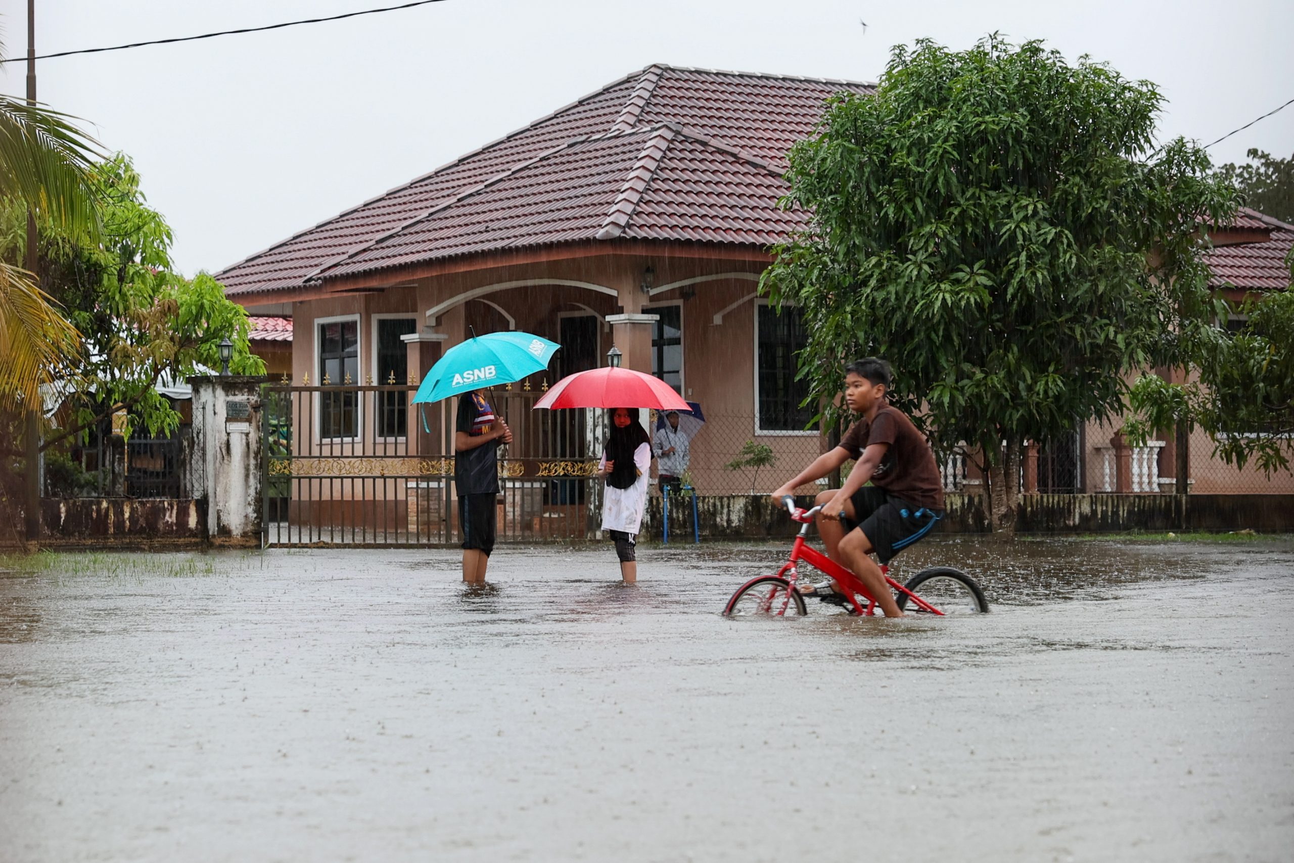 东：持续大雨导致瓜拉登嘉楼的多个县属水位上升，一夜间淹成为水乡。