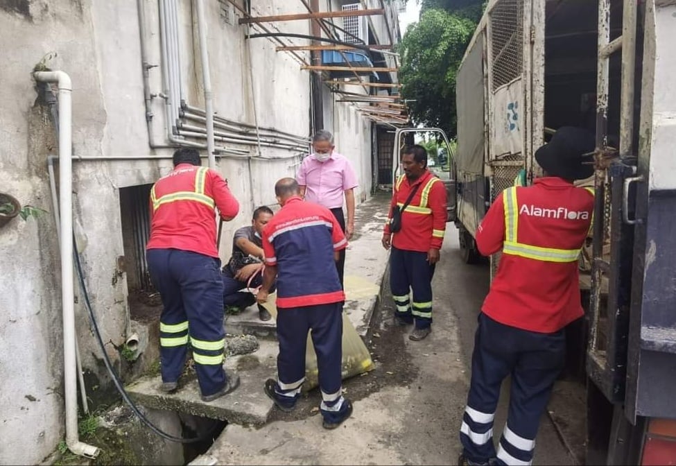 东：文德甲市区哈芝卡欣路后巷排水沟，面对堵塞发出臭味，阿南弗拉公司派员前往清理。