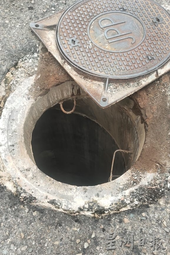 东:文德甲马化英达花园7路巷路排污系统沟盖脱落,露出大洞口,还发出臭味飘向民宅。