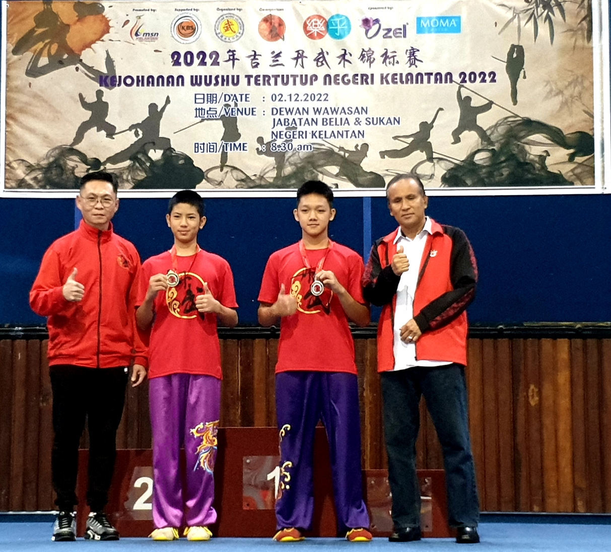 东:由吉兰丹州青年体育局主催、吉兰丹体育理事会主办、丹州武术总会承办的“2022年吉兰丹武术锦标赛”,日前在丹州青年体育中心圆满落幕。共有来自111位中小学武术运动员参加了这场赛事,一同切磋和观摩武艺。