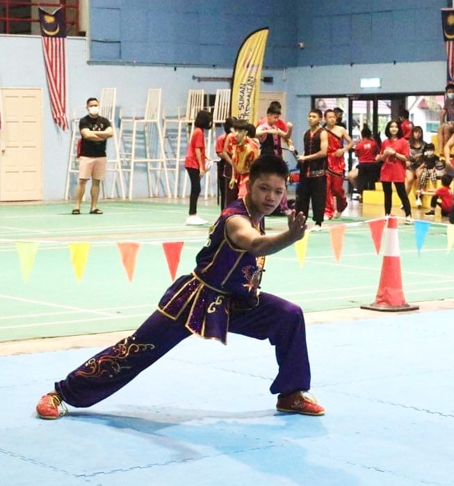 东:由吉兰丹州青年体育局主催、吉兰丹体育理事会主办、丹州武术总会承办的“2022年吉兰丹武术锦标赛”,日前在丹州青年体育中心圆满落幕。共有来自111位中小学武术运动员参加了这场赛事,一同切磋和观摩武艺。