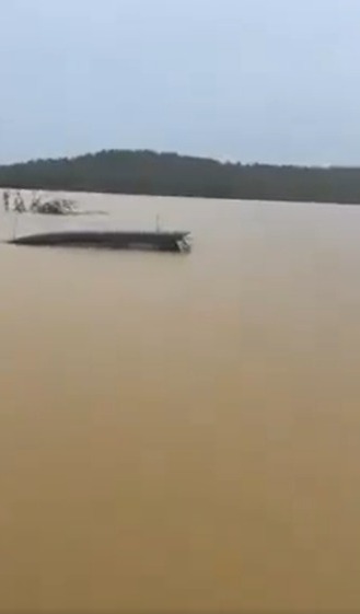 东:登州洪水来势汹汹,路上车辆几乎被吞噬。