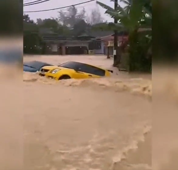 东:登州洪水来势汹汹,路上车辆几乎被吞噬。