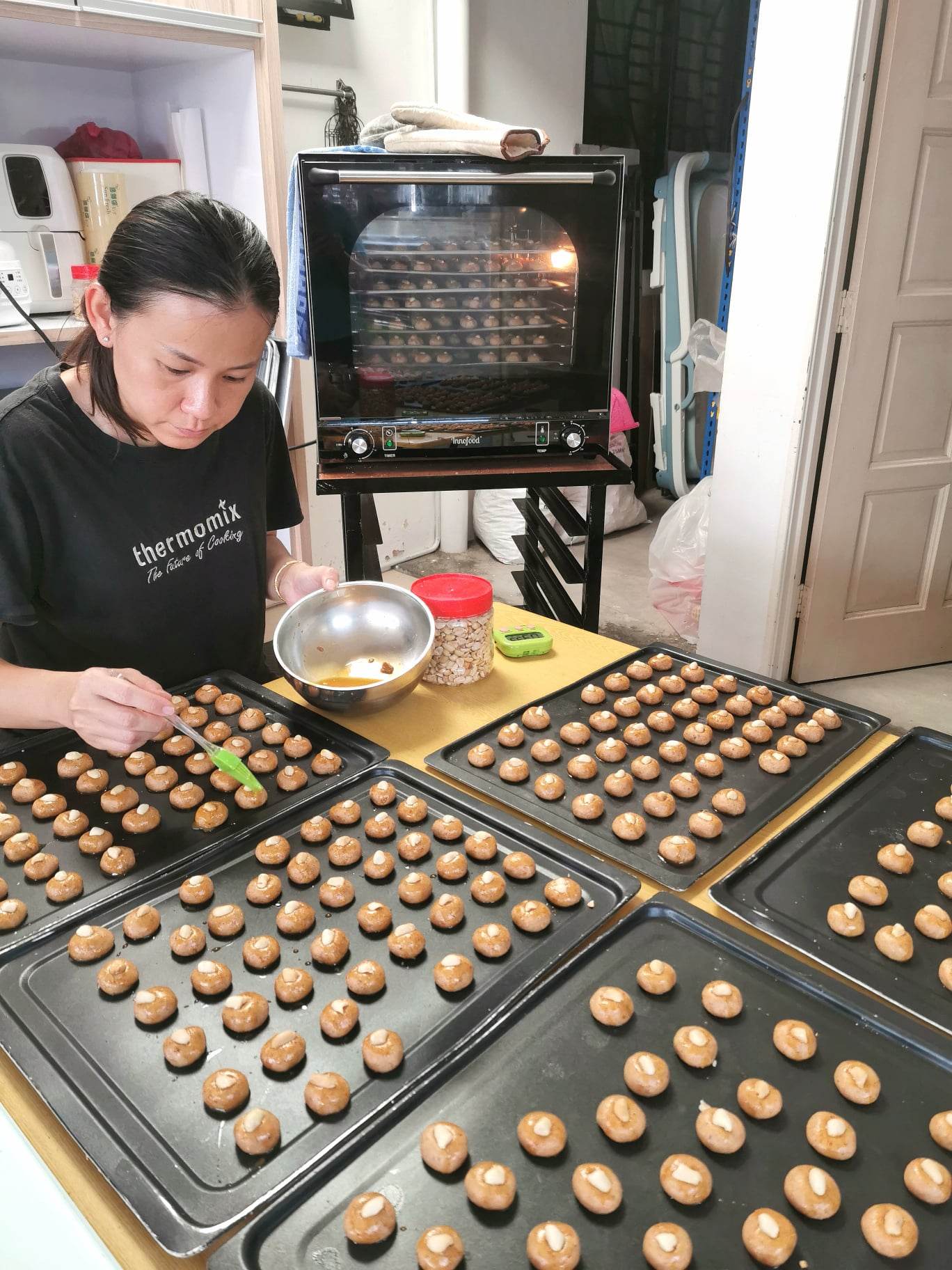 东：购买年饼开始售价微涨不影响买气