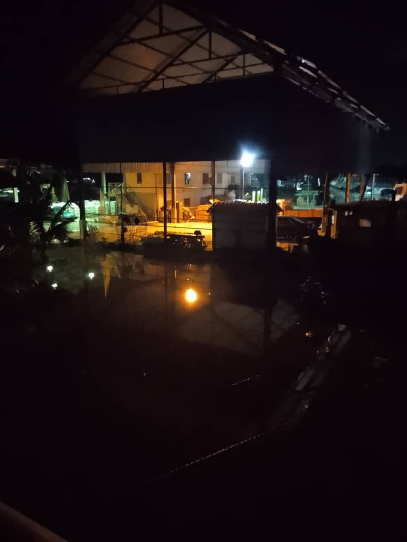 东：防范水灾发生，警方及救援队伍沿海地区午夜观察大涨潮情况。