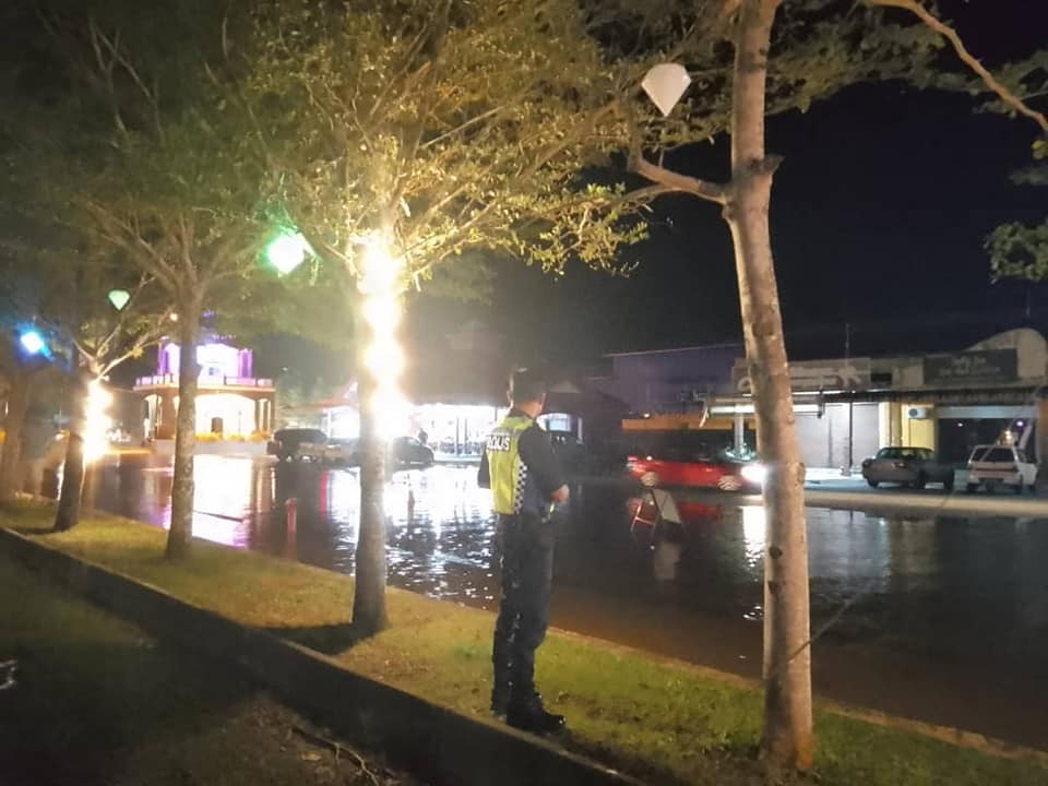 东：防范水灾发生，警方及救援队伍沿海地区午夜观察大涨潮情况。