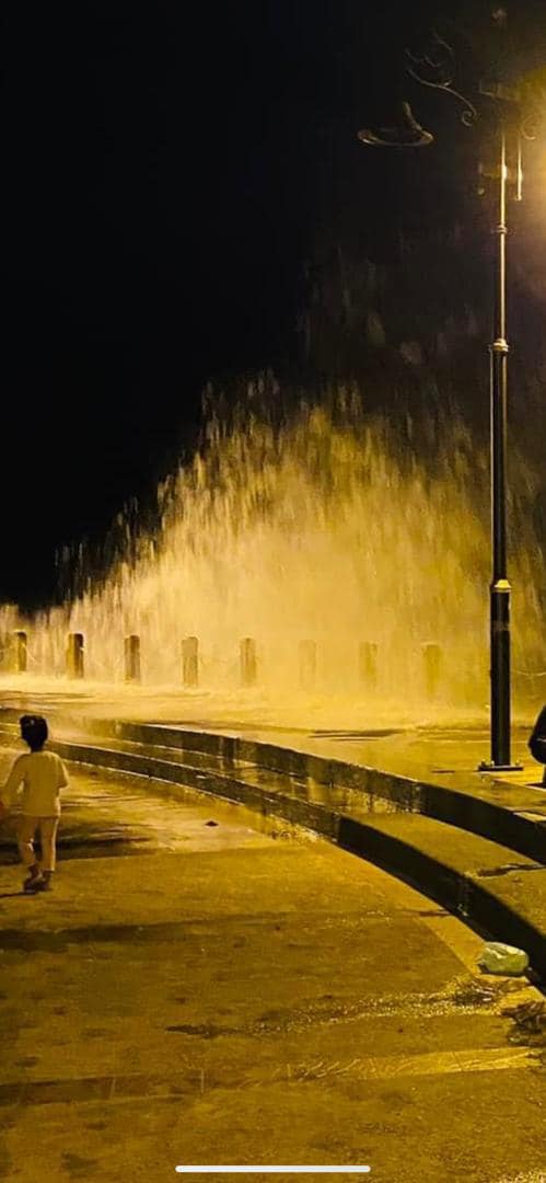 东：防范水灾发生，警方及救援队伍沿海地区午夜观察大涨潮情况。