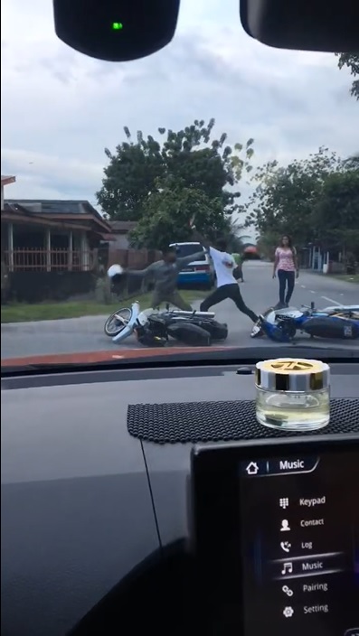 两男街头持头盔互殴 警方开档调查