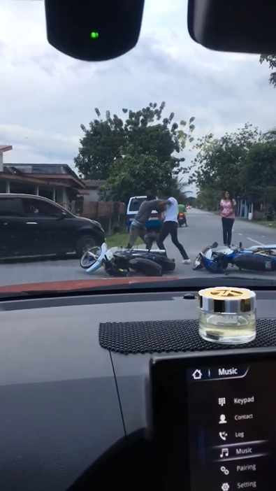 两男街头持头盔互殴 警方开档调查