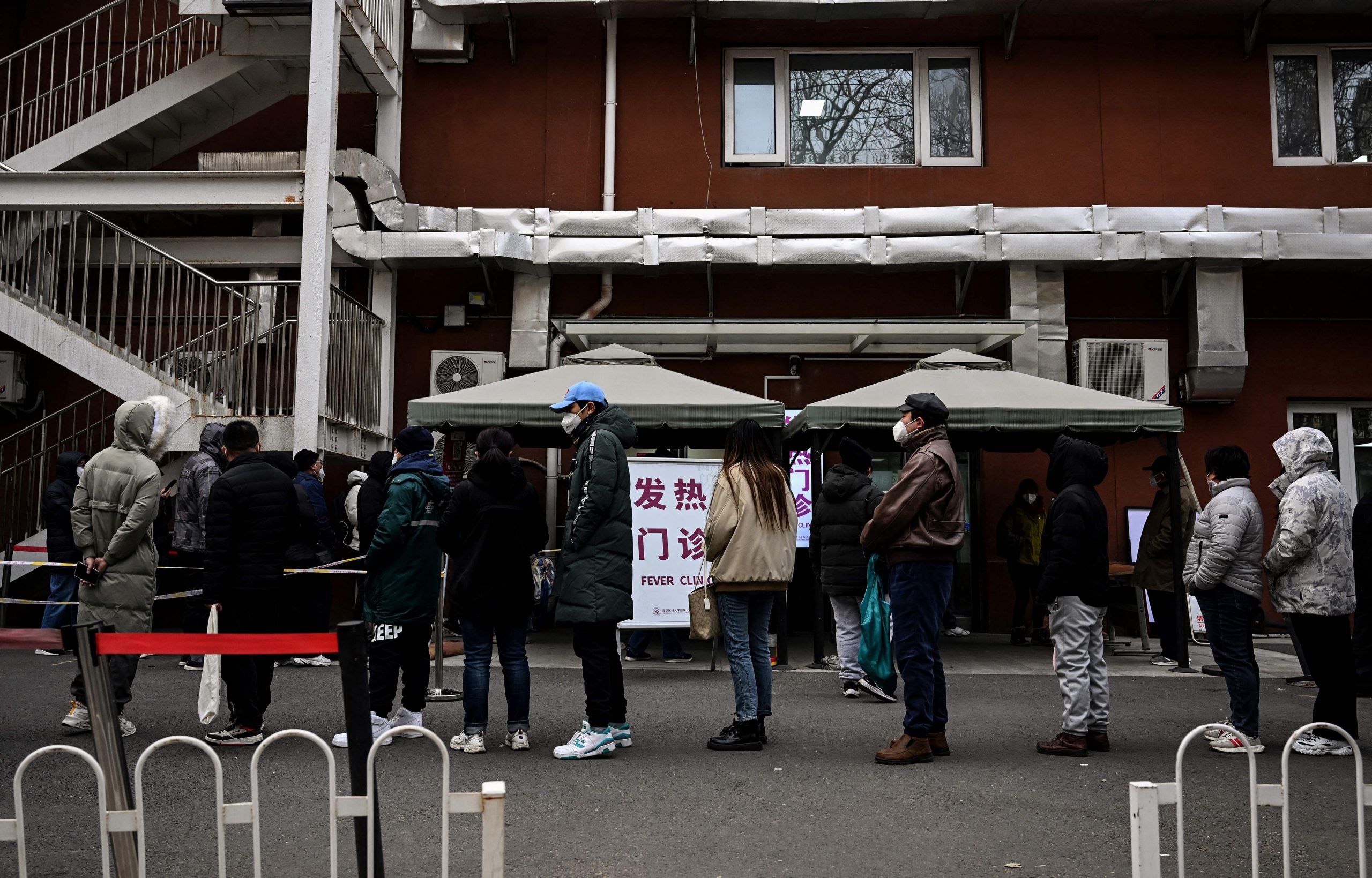 中国放宽“清零” 网民爆百态 大规模感染却学校不关商业照跑