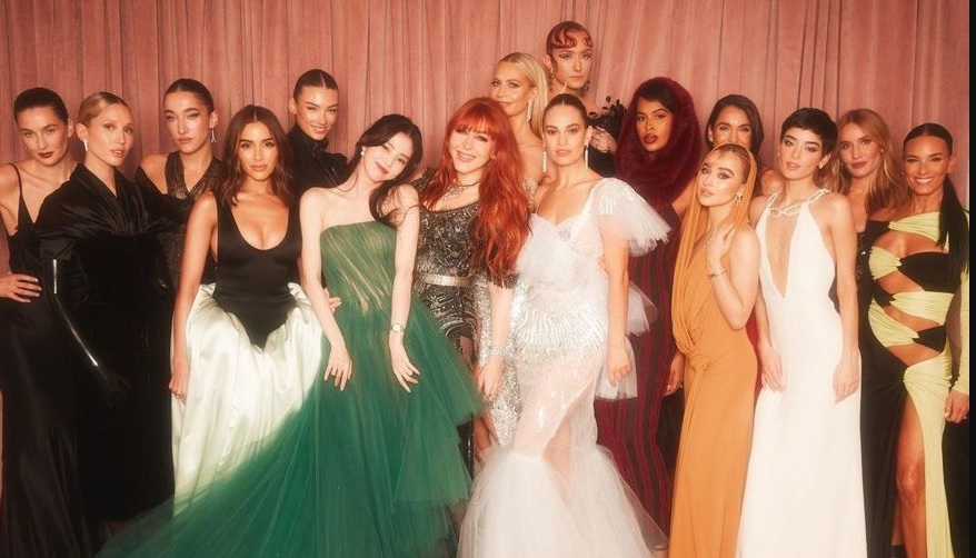 丽塔奥拉透视装被讥穿“情趣内衣” 诡异眼妆遭吐槽：像蜥蜴	