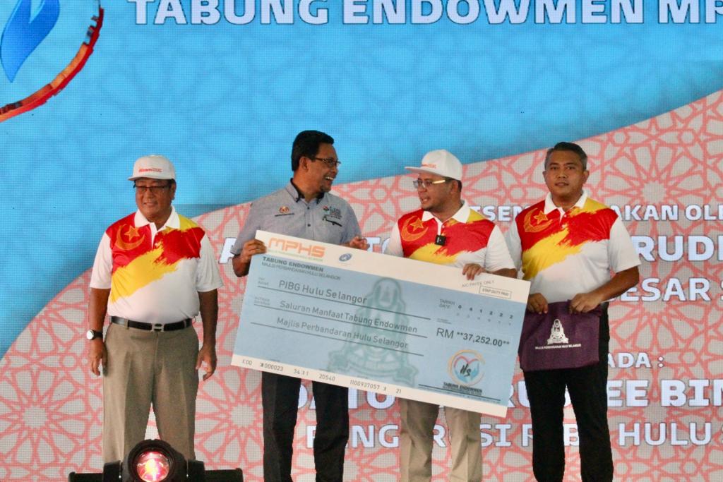 乌雪市会成立捐献基金 筹3.7万助1465学生