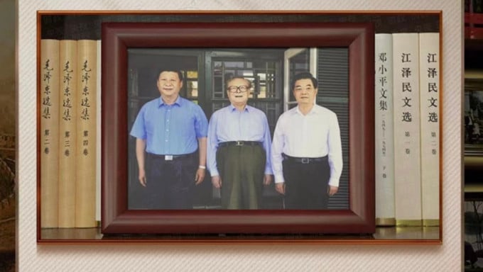 习近平办公室书架照片曝光 与江泽民胡锦涛合影惹目