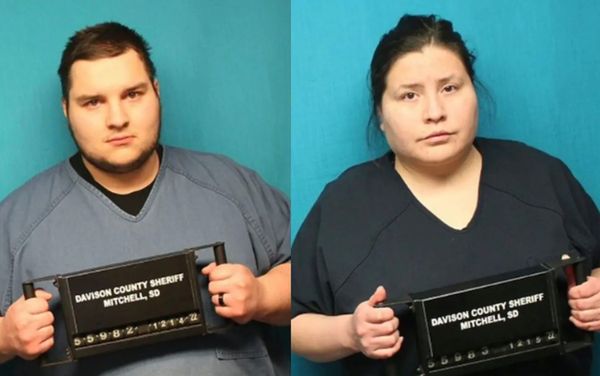 人至少死3个月 爸妈开车载8岁女尸旅行被捕:想再陪陪她