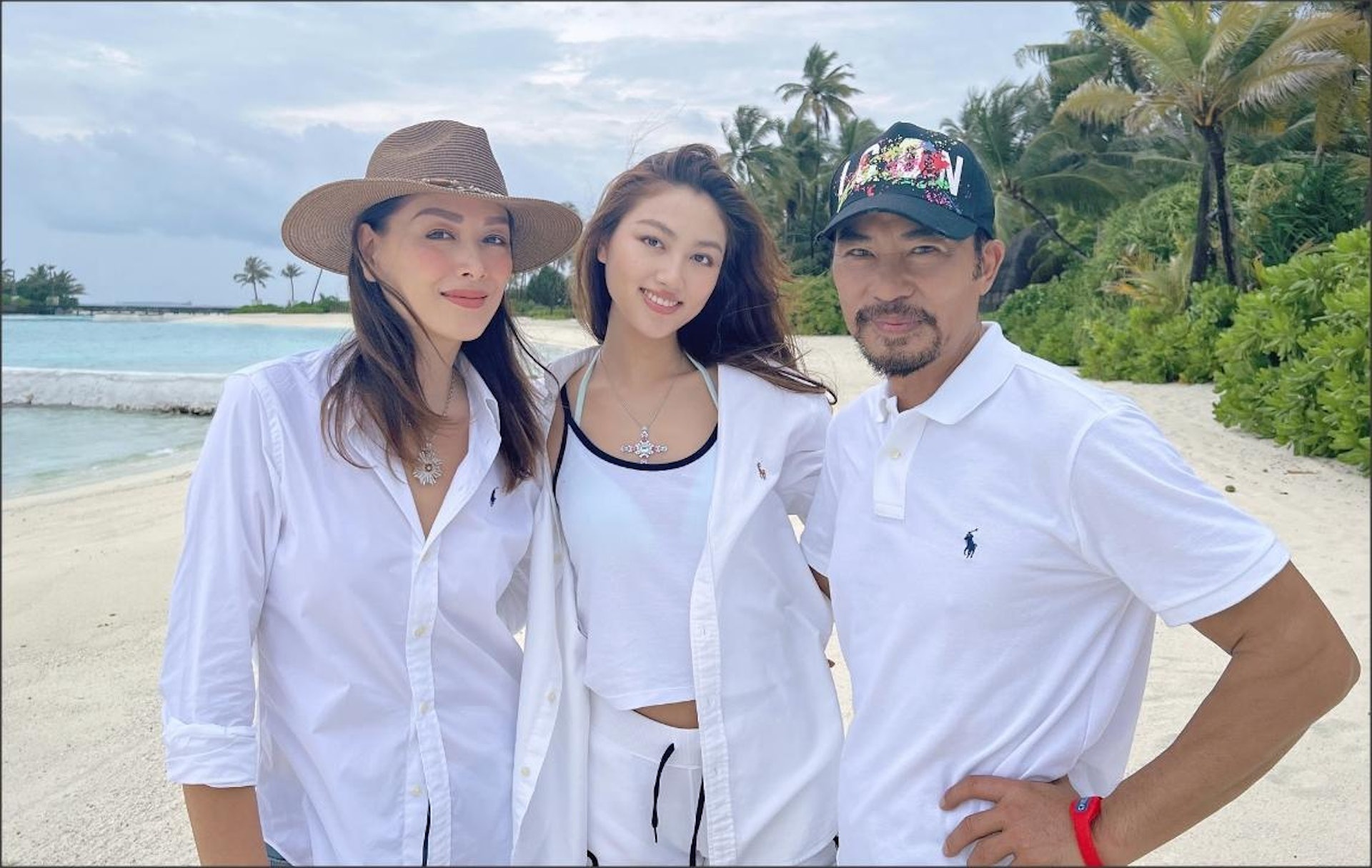 任达华全家同游马尔代夫　任晴佳生日愿望想修眉