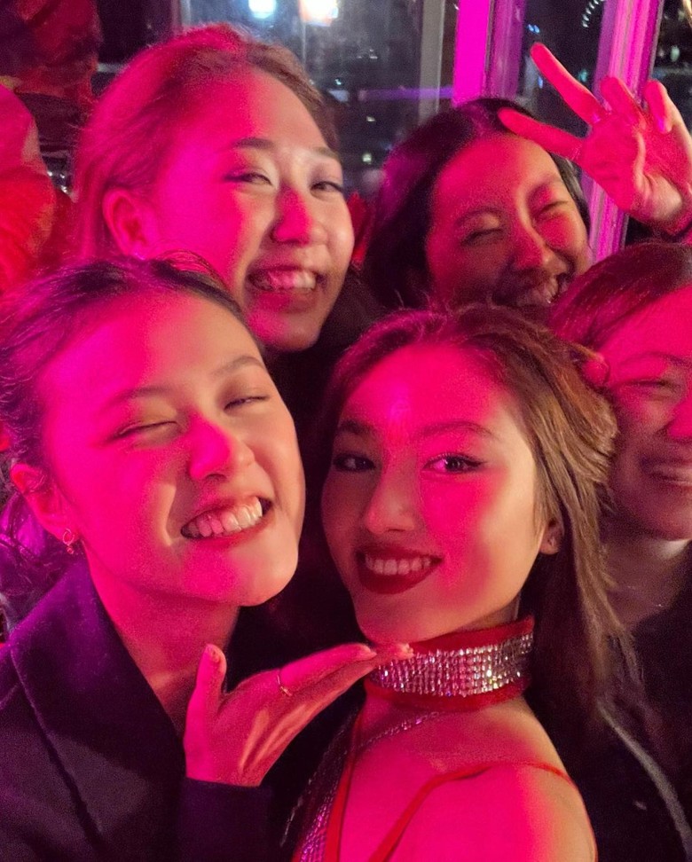 任达华女儿迎18岁成人礼 烈焰红唇大长腿惊艳