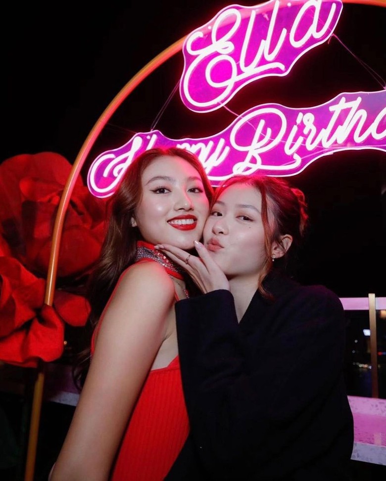 任达华女儿迎18岁成人礼 烈焰红唇大长腿惊艳