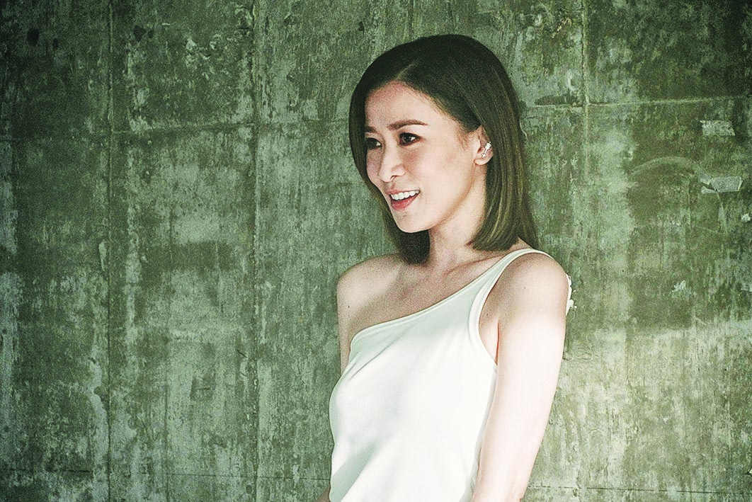 佘诗曼克服鸡仔声 发入行25年首支单曲