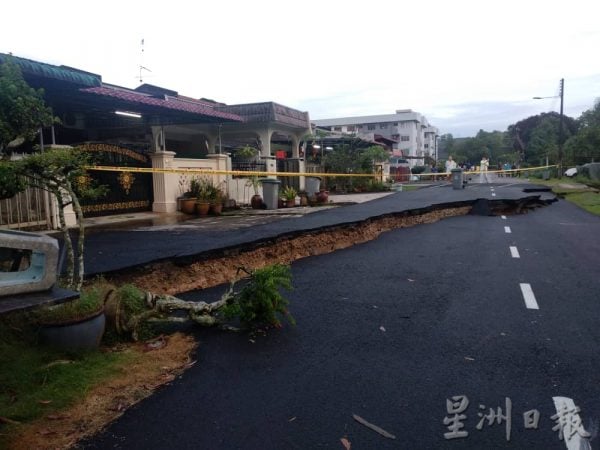 供fb／排屋前方斜坡崩塌，4车坠山 道路塌陷