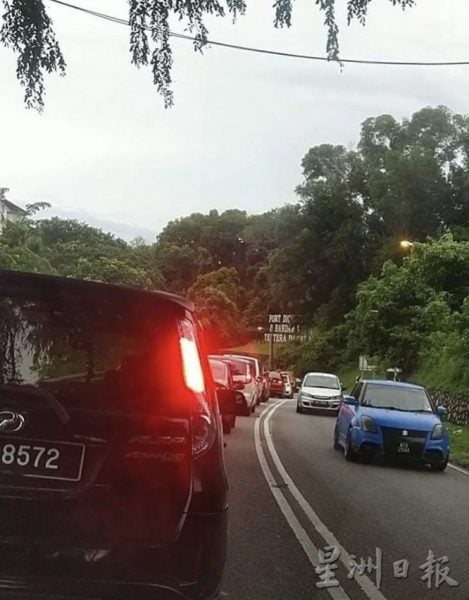 波德申海边路,路陷大洞 车“轮”陷了