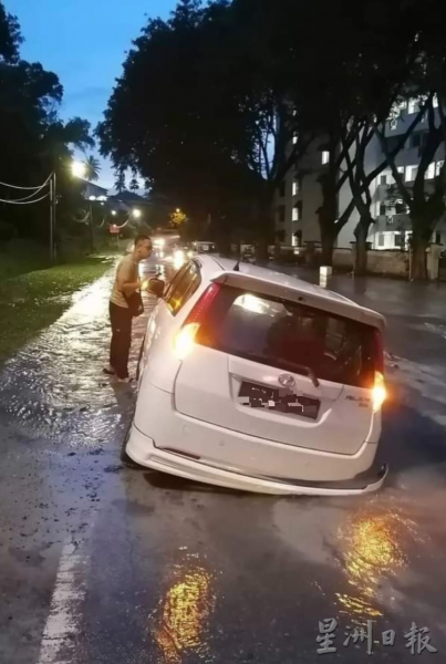 波德申海边路,路陷大洞 车“轮”陷了