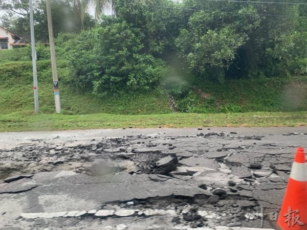 波德申海边路,路陷大洞 车“轮”陷了