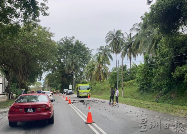 波德申海边路,路陷大洞 车“轮”陷了