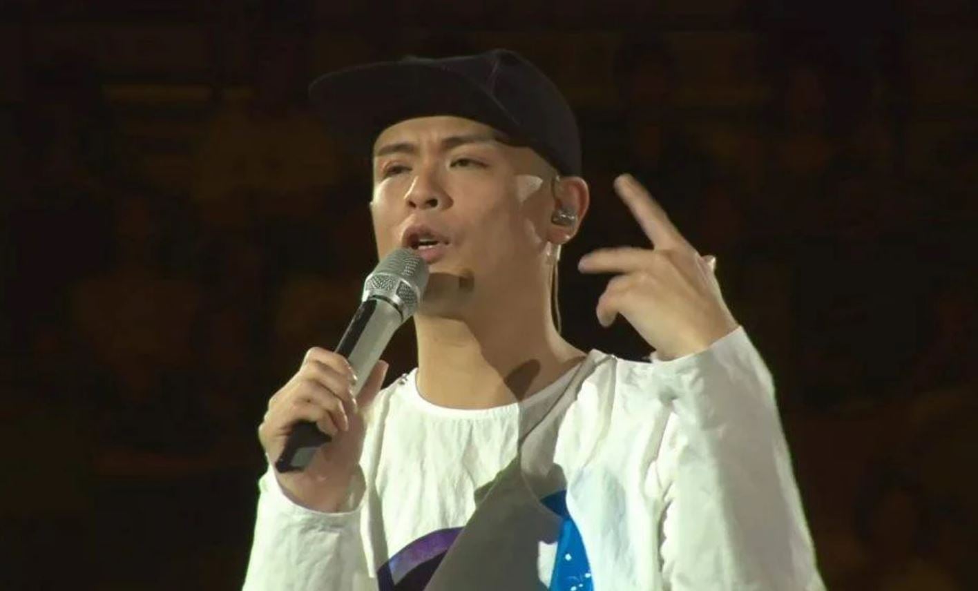 侧田演唱会爆哭卖惨 反被酸“香港市场小委屈你了”	