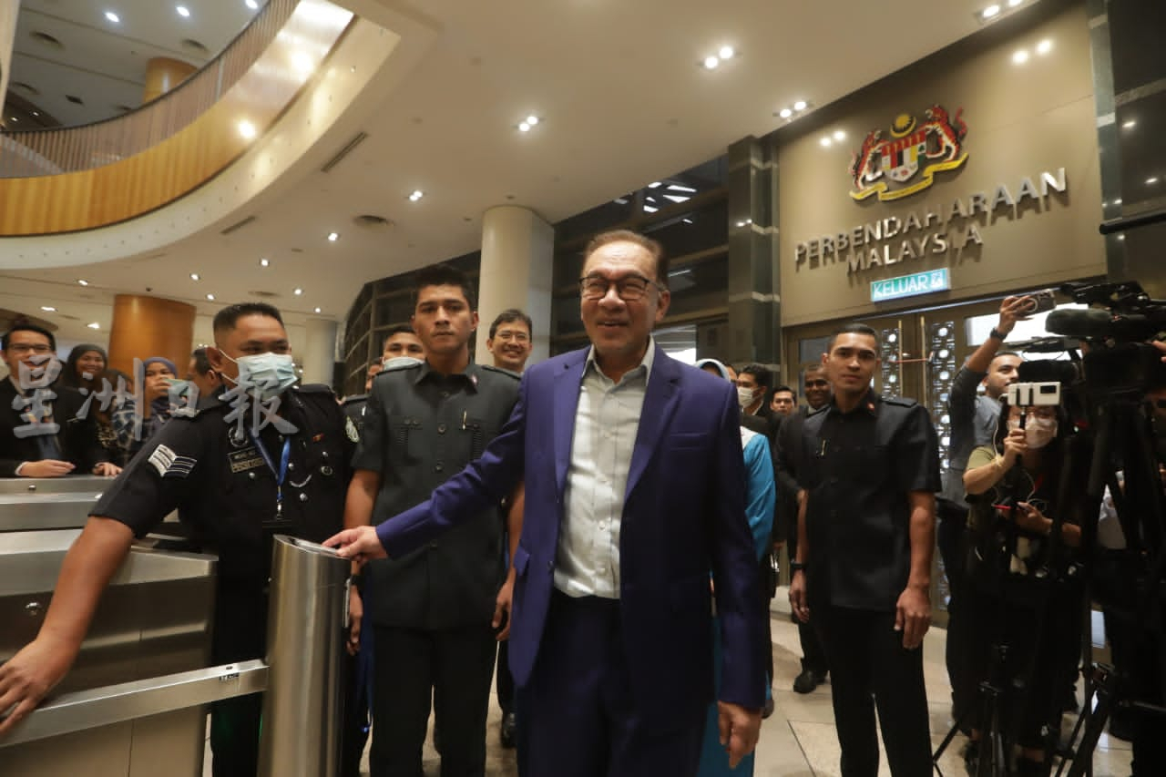 促慕尤丁勿挑战6000亿开支 安华:“文件都在我手上!”