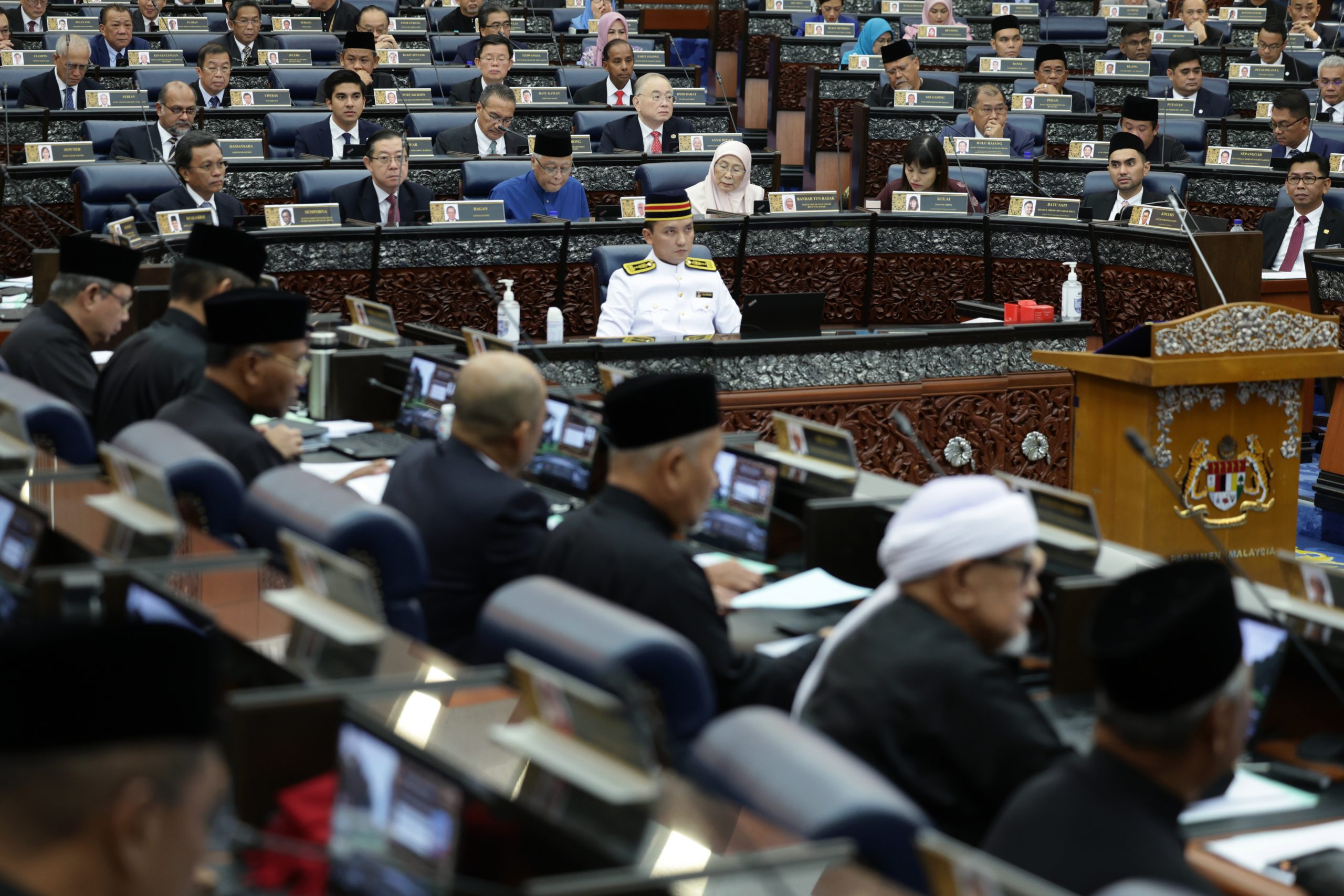 信任动议表决前·朝野国会议员先打“口水战”