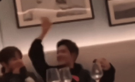 假戏真爱实锤？  肖战私约甜笑摸头杨紫