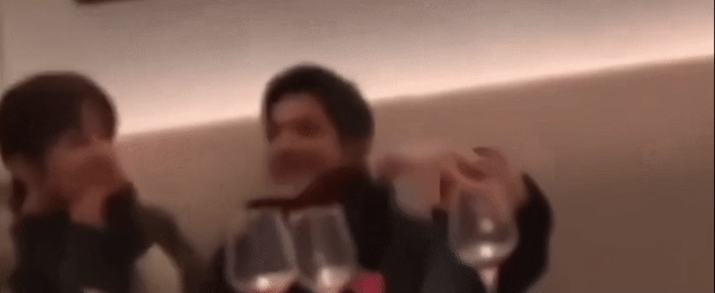 假戏真爱实锤？  肖战私约甜笑摸头杨紫