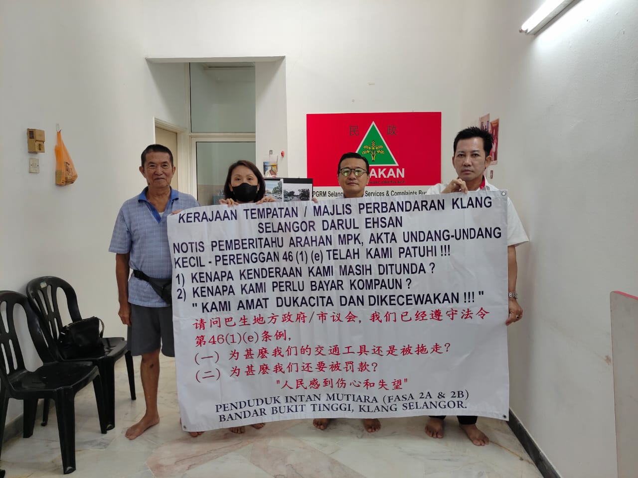 停在围篱住区 拥路税车被拖废车没事