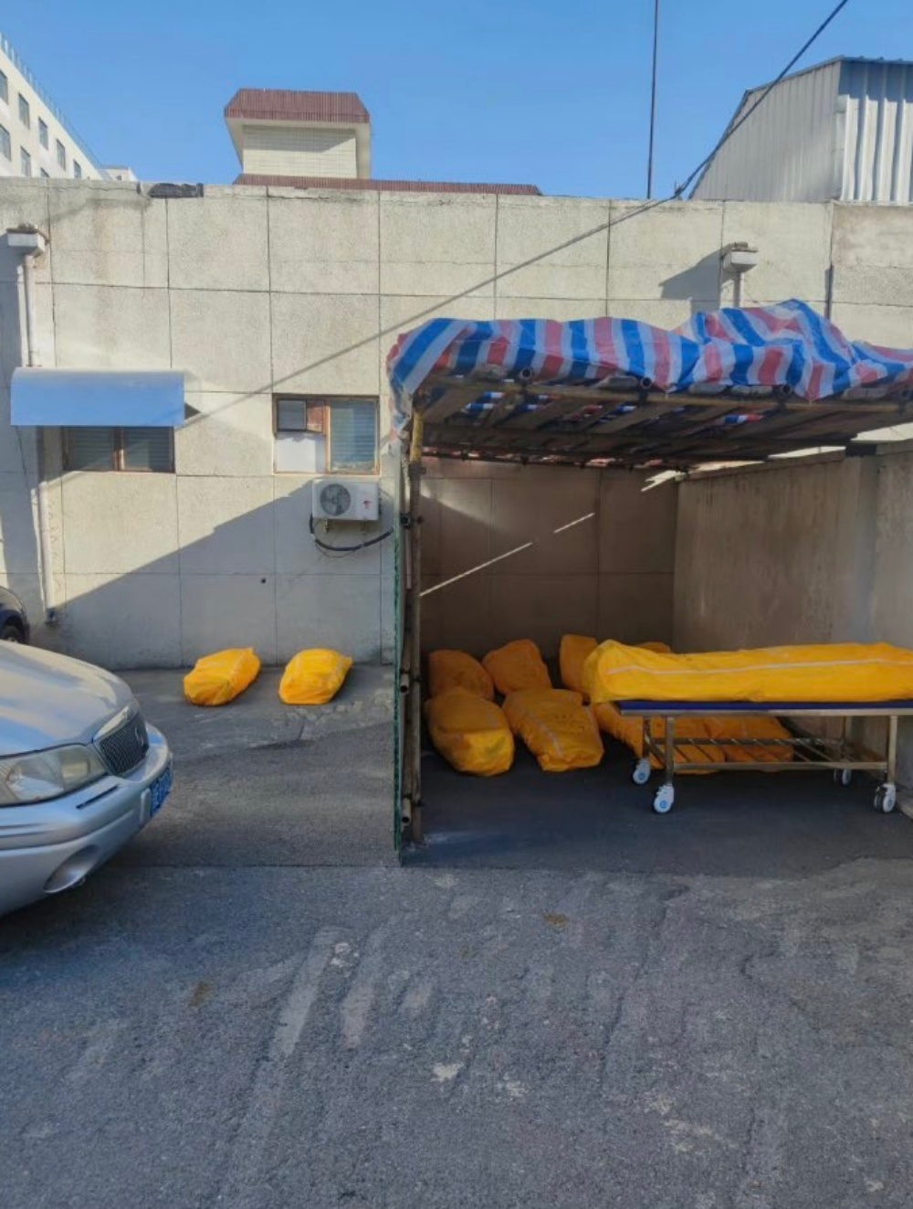 停车场变太平间 传北京殡仪馆拒收尸需运往外省火化