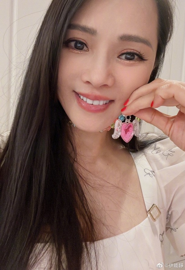 儿子频穿女装被曝要变性  伊能静斥造谣怒喊告