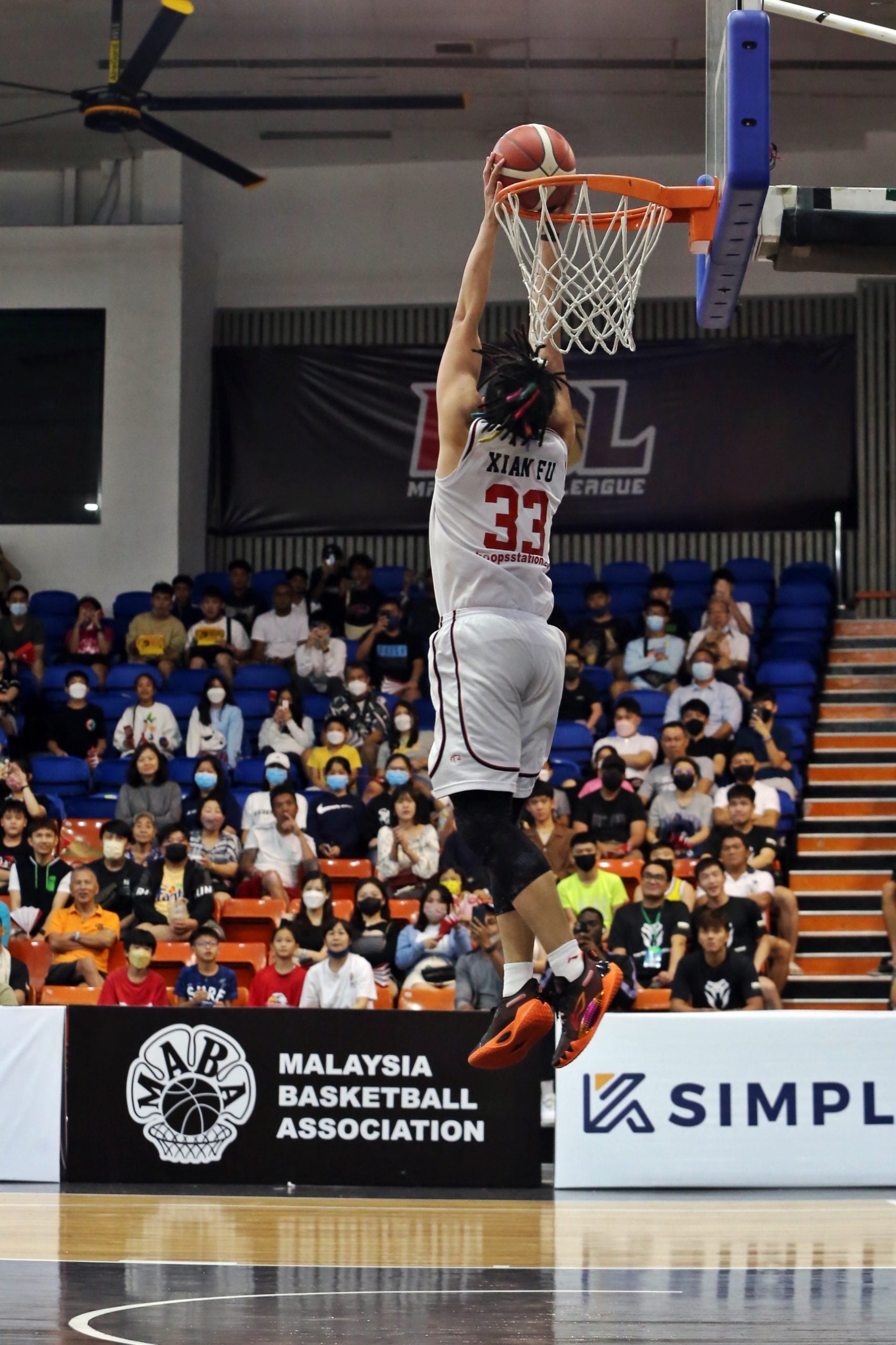 元首杯全国篮球赛| 空中左手换右手入樽  黄显富膺灌篮王