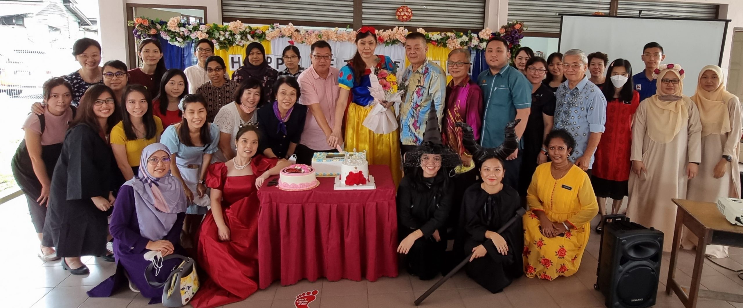 全国版/校长荣休欢送会 如白雪公主话剧