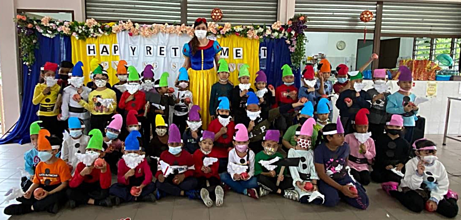 全国版/校长荣休欢送会 如白雪公主话剧