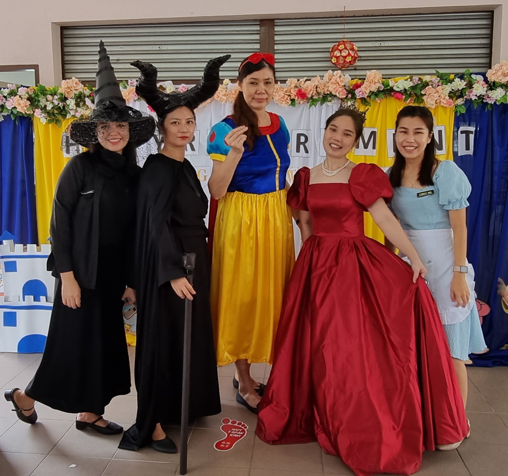 全国版/校长荣休欢送会 如白雪公主话剧