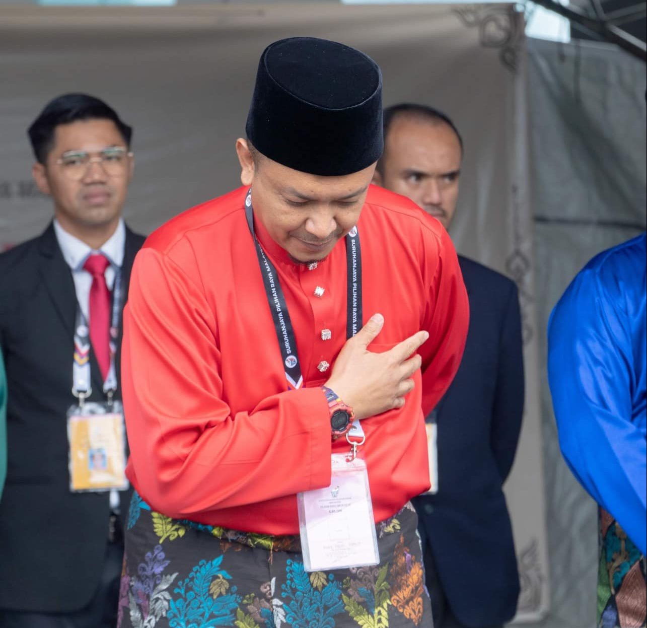 刁曼州席选举特别限定,选民需以左手尾指沾墨。