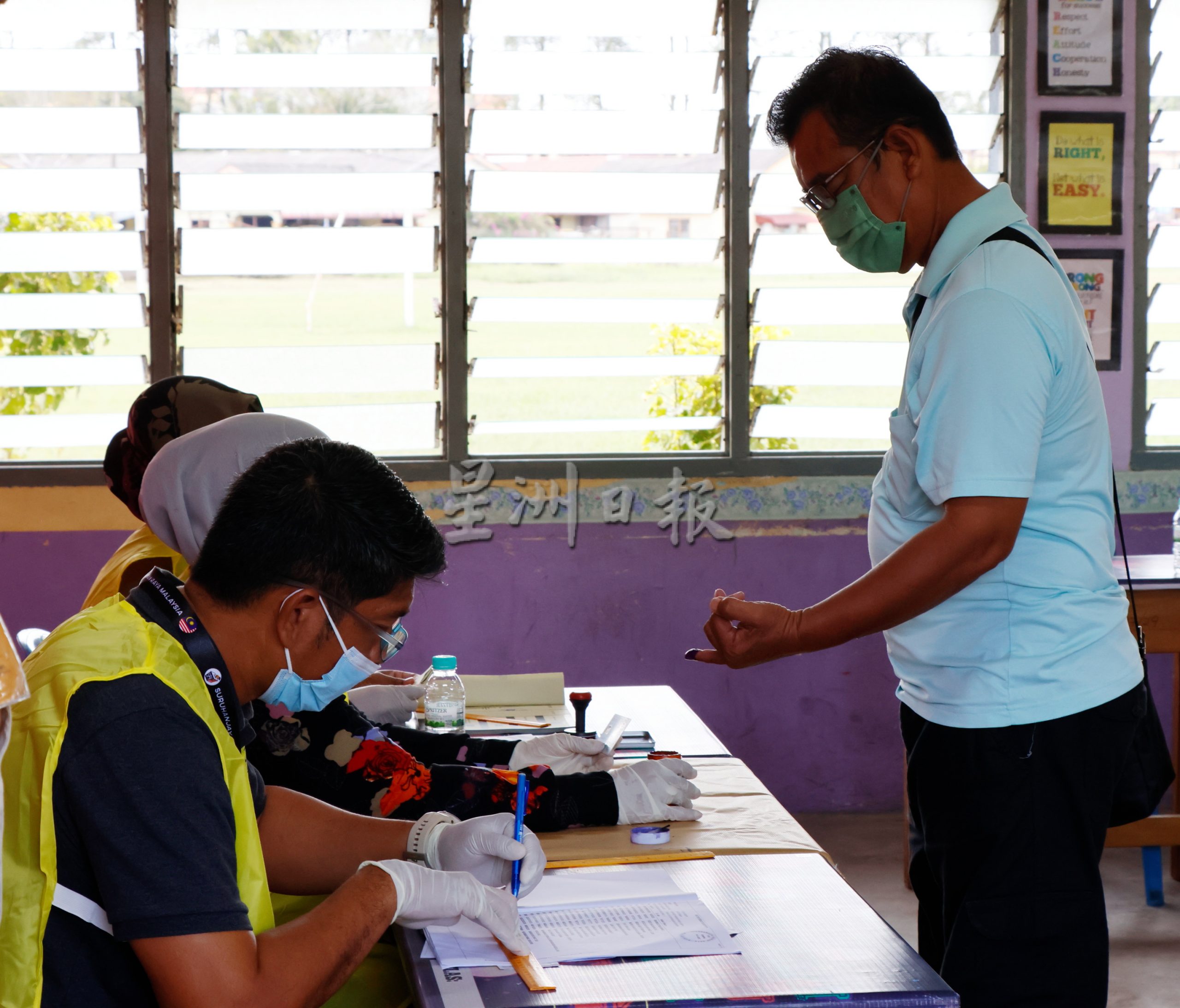 刁曼州席选举特别限定,选民需以左手尾指沾墨。