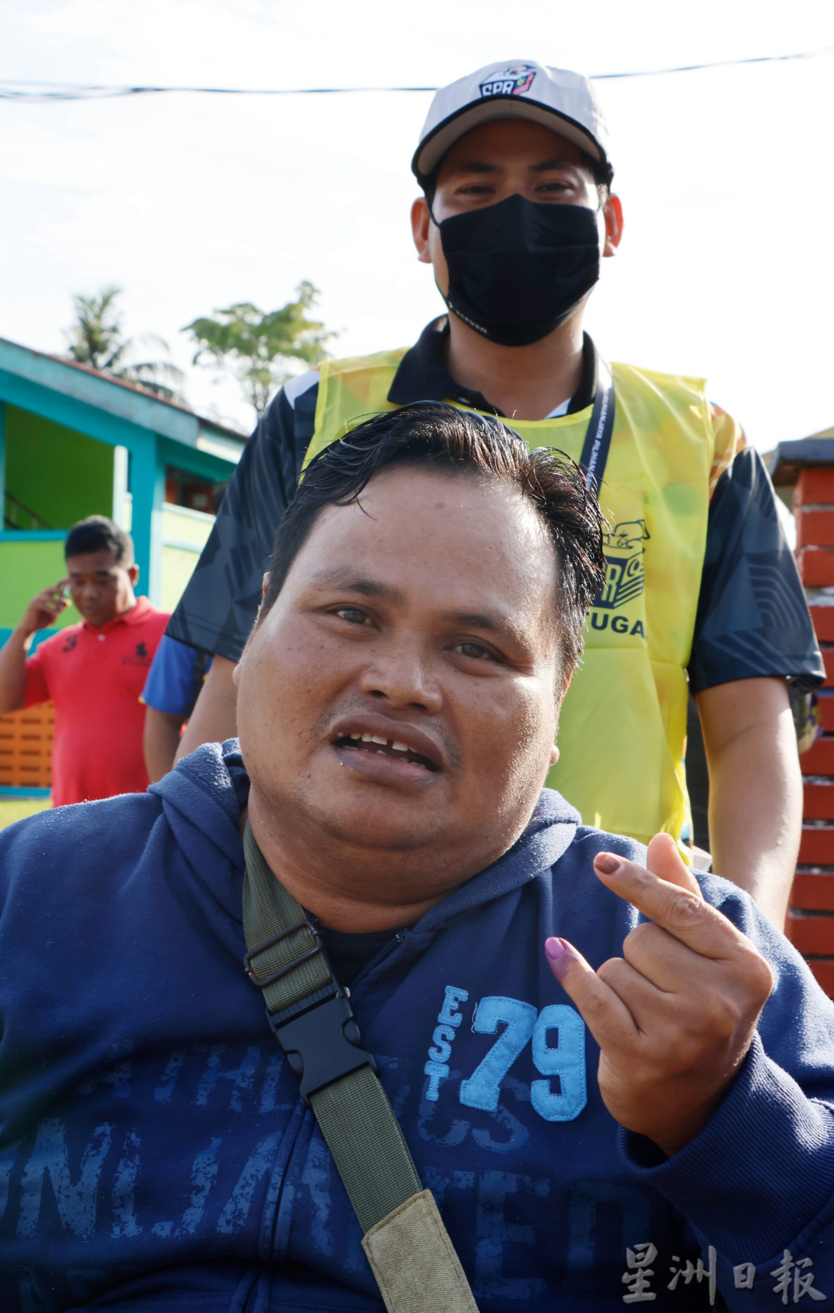 刁曼州席选举特别限定,选民需以左手尾指沾墨。