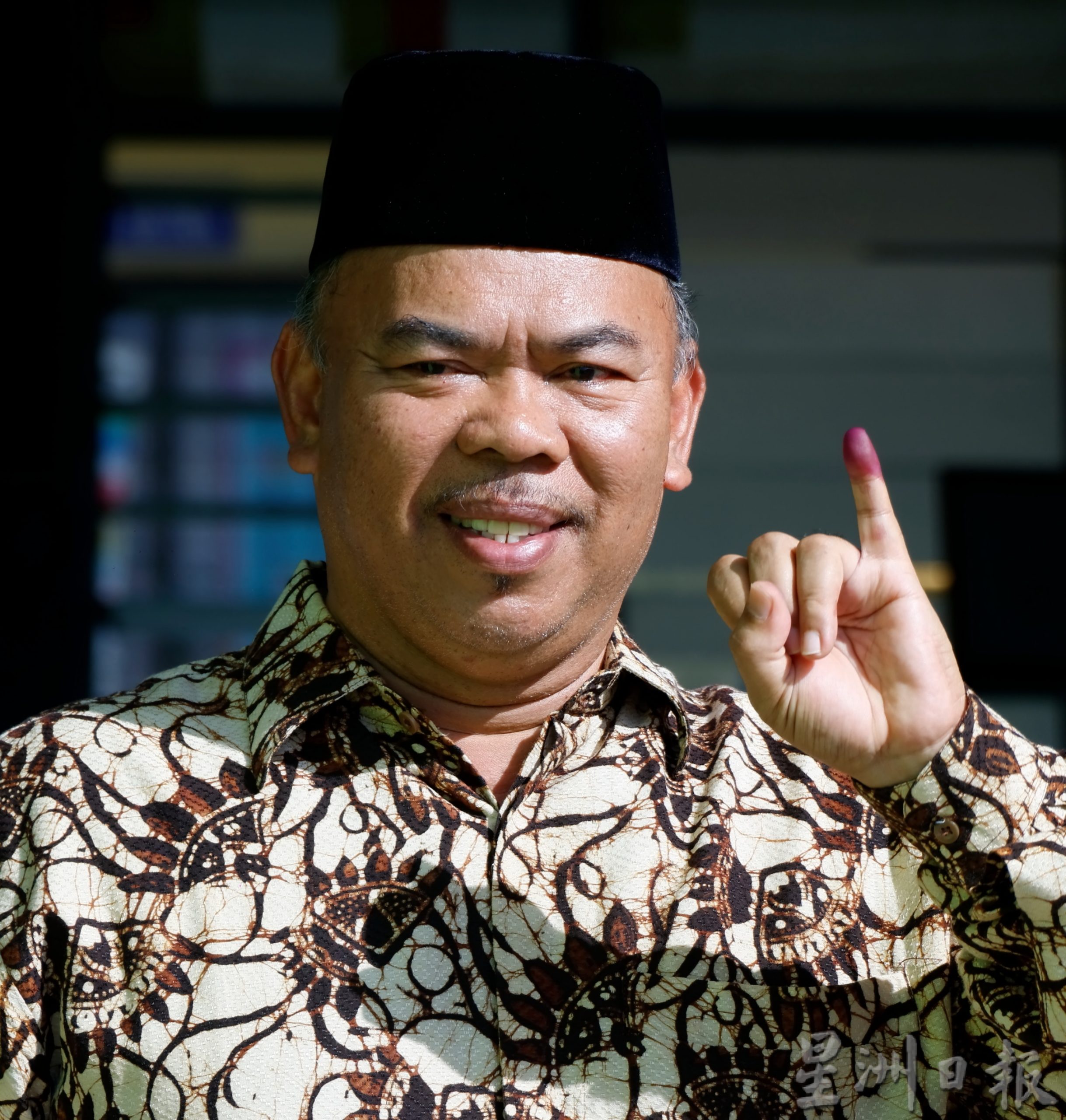 刁曼州席选举特别限定,选民需以左手尾指沾墨。