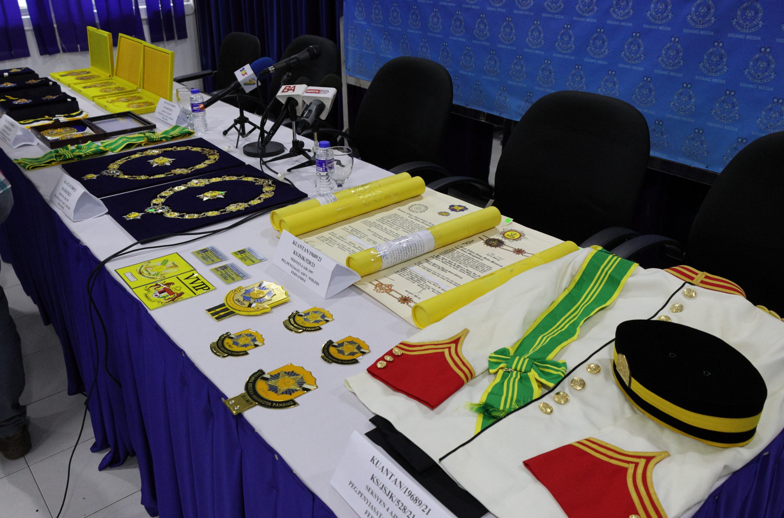 涉篡改州政府电脑系统资料非法售勋衔，2落网公仆今面控。