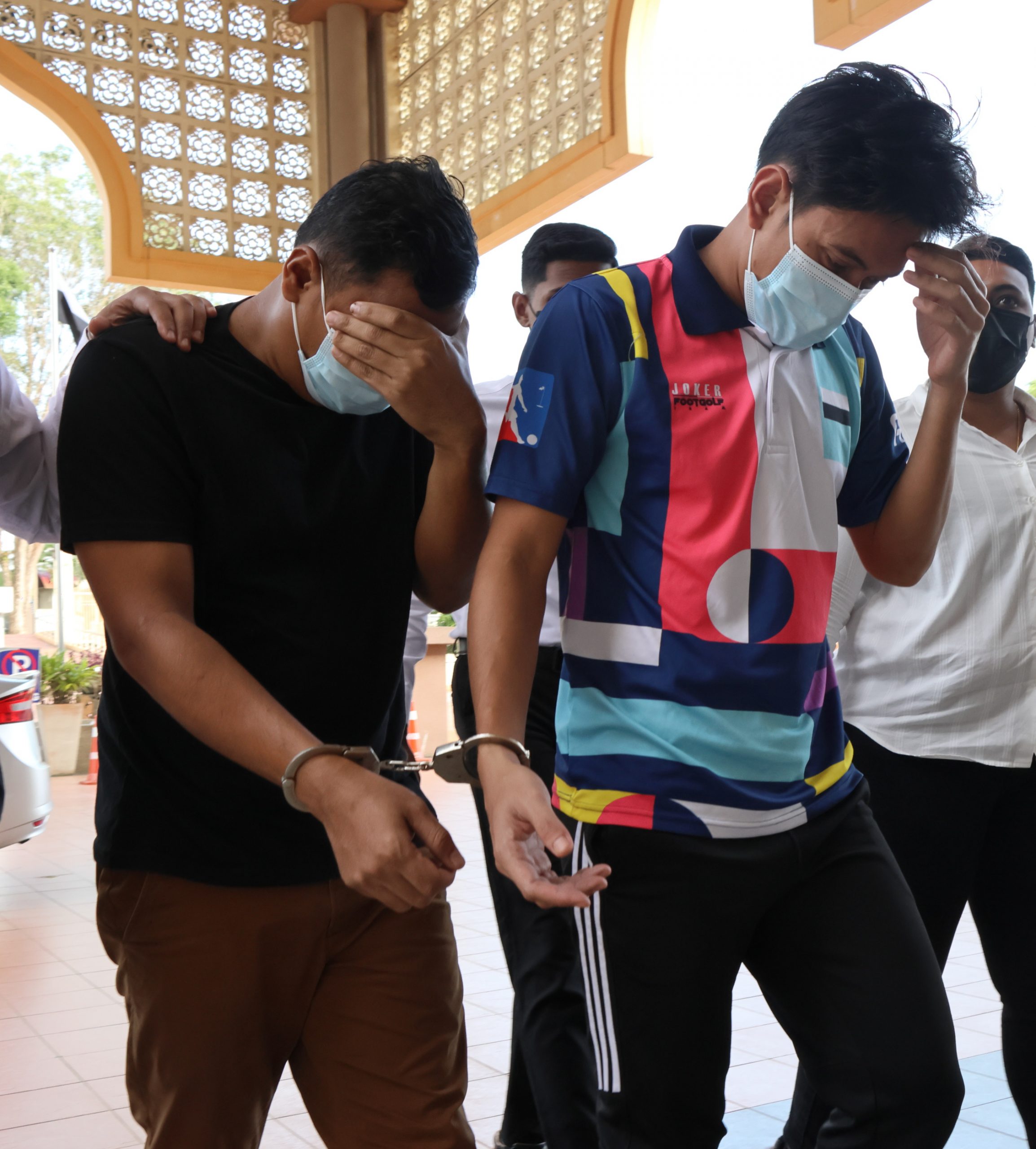 涉篡改州政府电脑系统资料非法售勋衔，2落网公仆今面控。