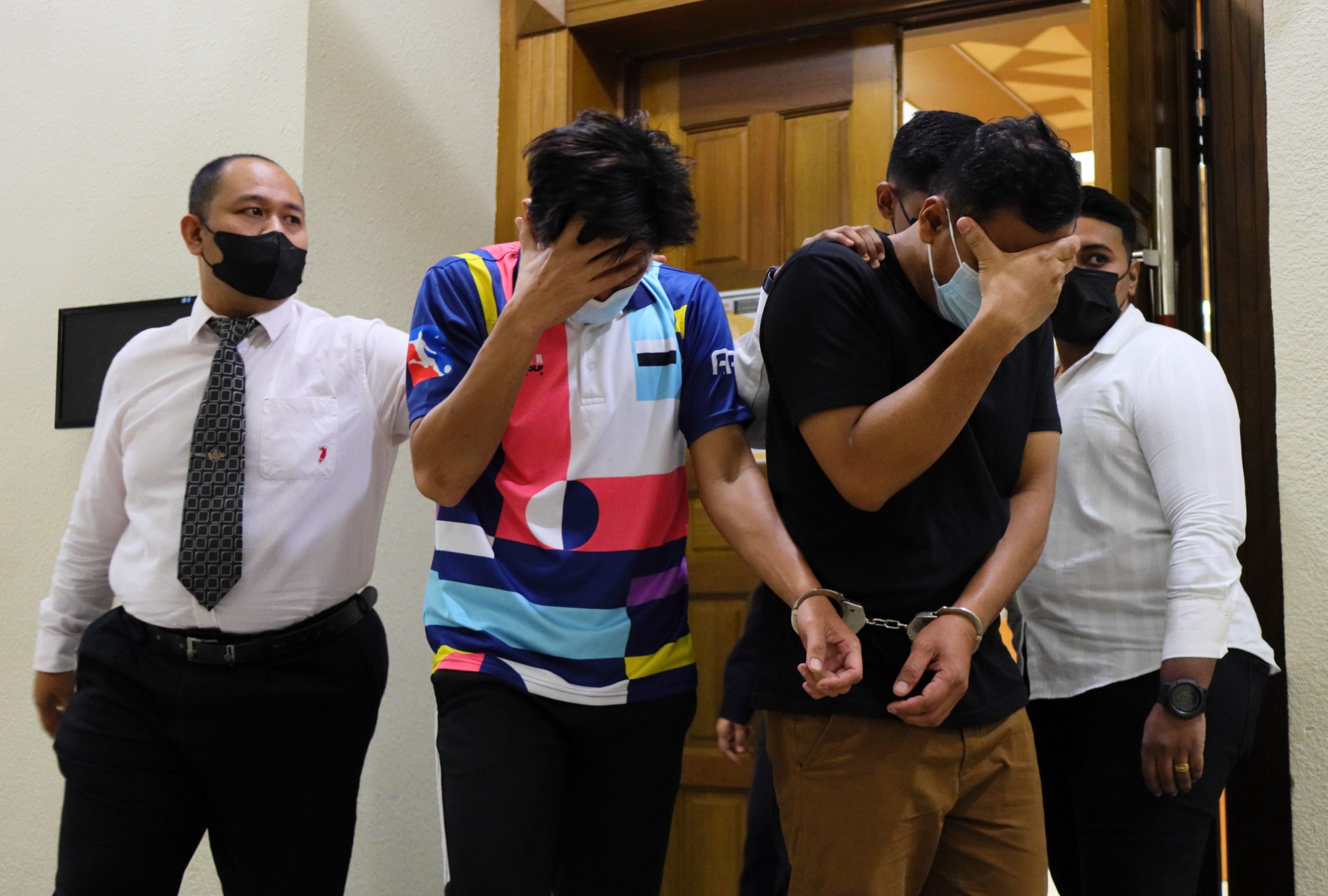 涉篡改州政府电脑系统资料非法售勋衔，2落网公仆今面控。