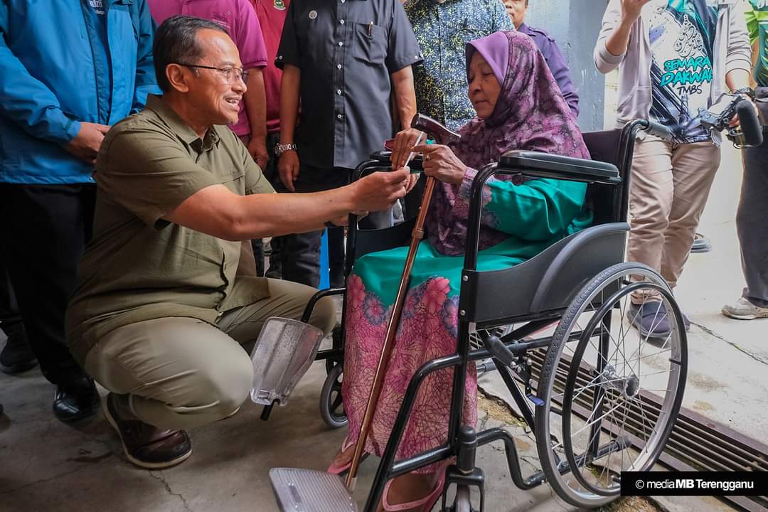 全:登大臣宣布派灾黎每户1000